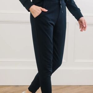 Cozy Earth NWT black women's ultra soft bamboo joggers. Retails for $165-$132.